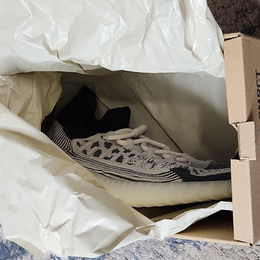 adidas Yeezy 350 V2 CMPCTSlate Panda - Picture 4 of 5